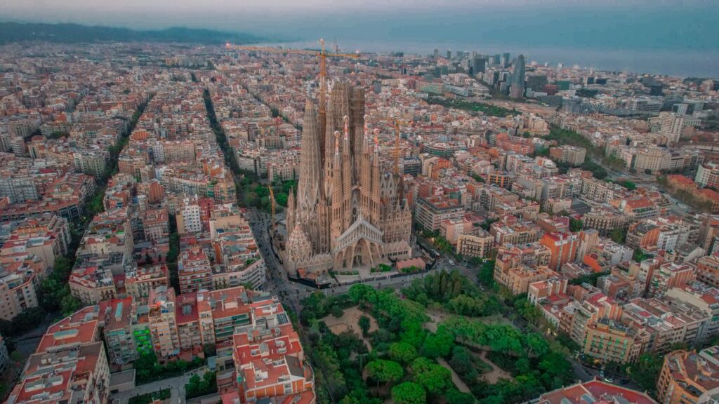 Imagem aérea da Sagrada Família durante as fases de acabamento da Torre de Jesus