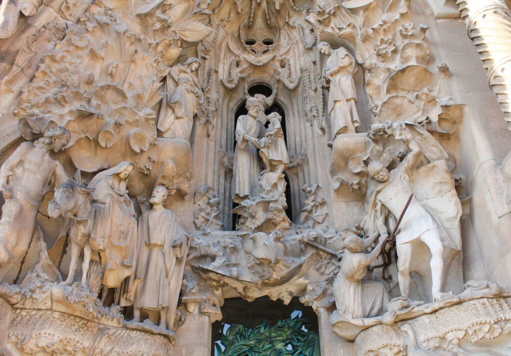 Esculturas do nascimento de Jesus em uma das fachadas da Sagrada Família esculpidas pelo próprio Galdí.