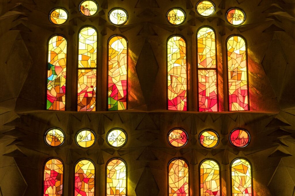 Imagem interna dos vitrais da Sagrada família no fim de tarde.