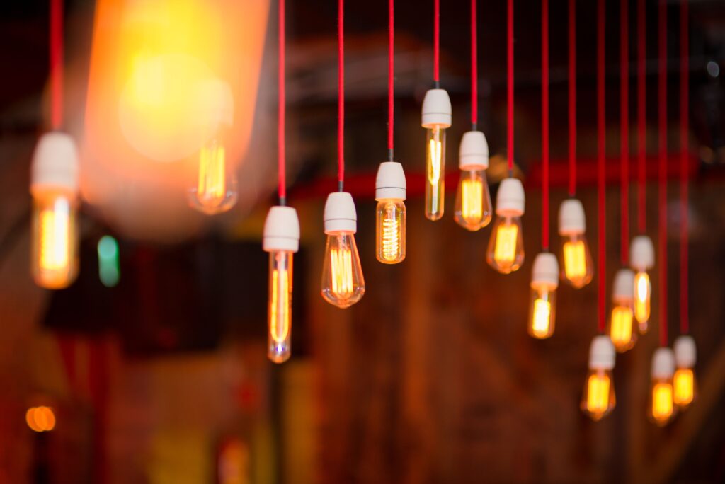 Uma série de lâmpadas Edison vintage cria um ambiente com uma iluminação acolhedora e convidativa com seus filamentos brilhantes.