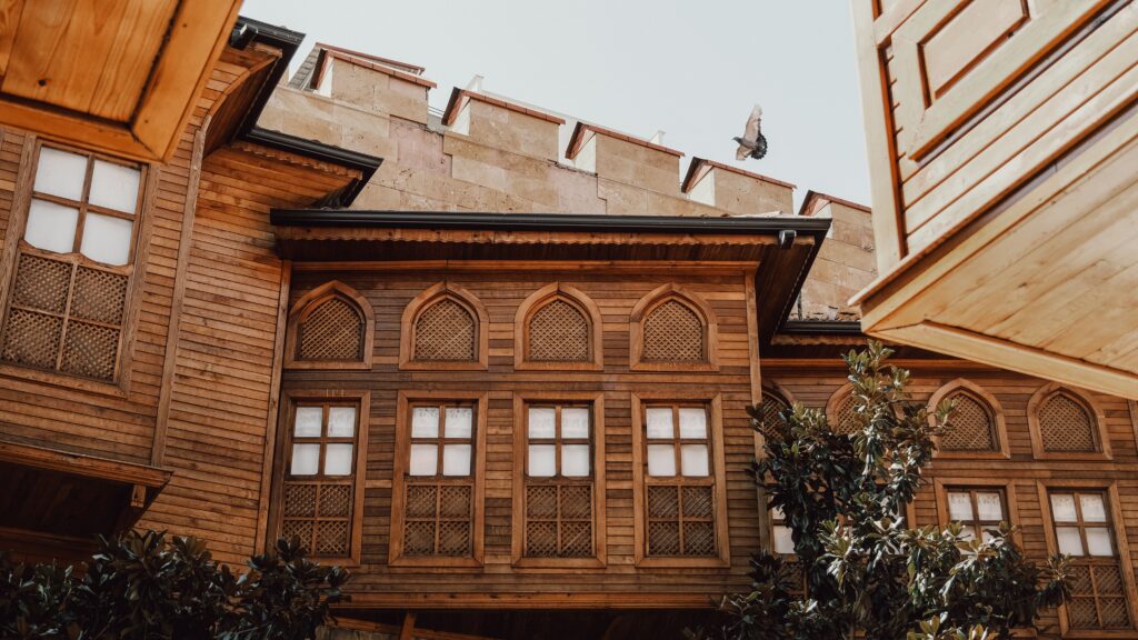 Vista cativante da arquitetura tradicional de madeira e da muralha da cidade na Turquia, demonstrando a psicologia do marrom através da solidez, da dignidade tectônica e do uso de matérias rústicas que resistem ao tempo. marrom na decoração