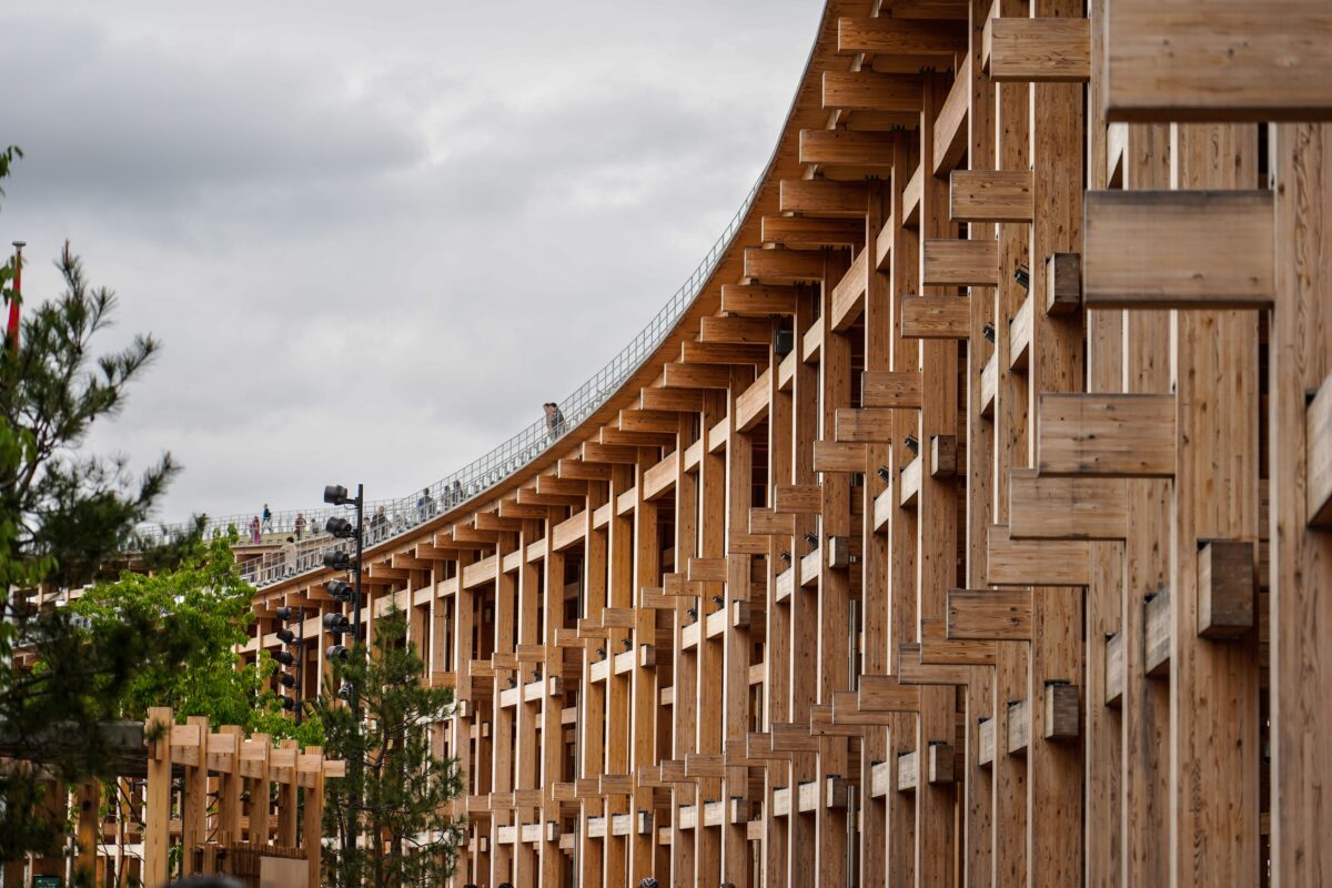 Arquitetura elegante em madeira com linhas curvas em Osaka, Japão, demonstrando a psicologia do marrom através da organicidade da matéria nativa que acolhe a luz e atua como uma âncora sensorial de atemporalidade.