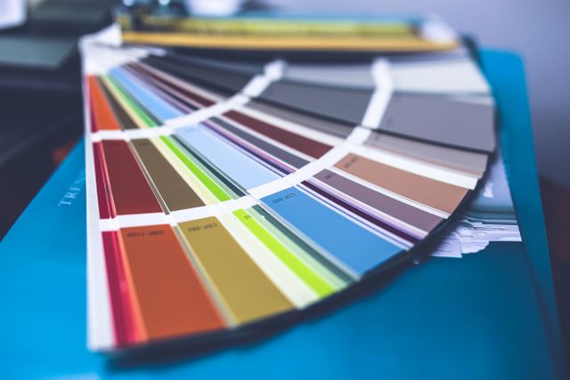 Uma coleção de amostras de tinta coloridas espalhadas, exibindo uma variedade de tons em um gerador de paleta de cores.